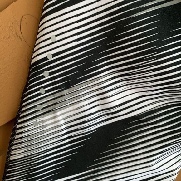 Nike Dri-Fit Black & White Striped Cropped Leggings - Picture 5 of 7